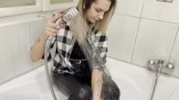Hanna washes her Vans and leather pants in the bathtub_Moment2