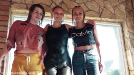 3 girls in the pool_Moment6
