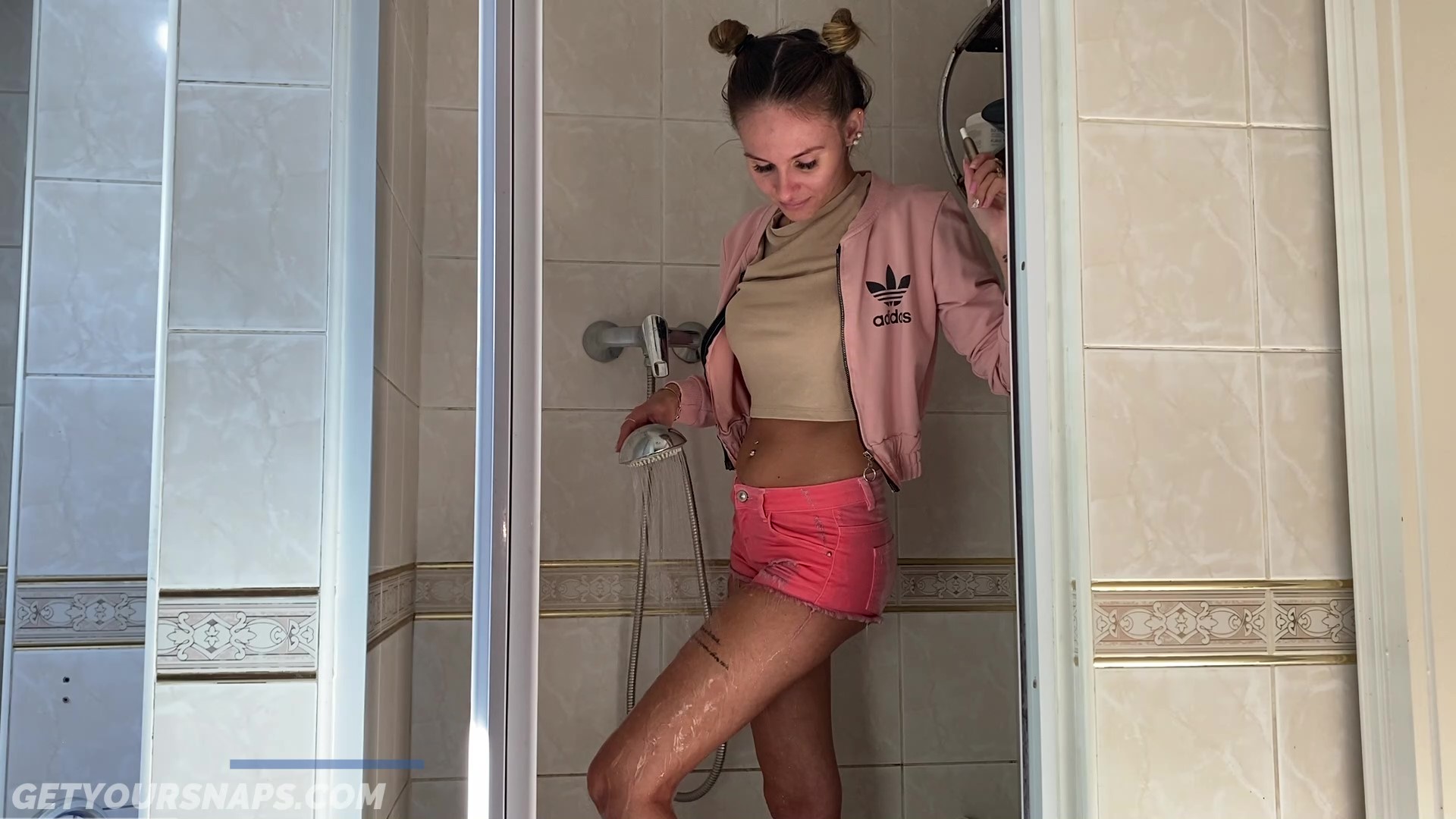Olga in pink under the shower_Moment(2)