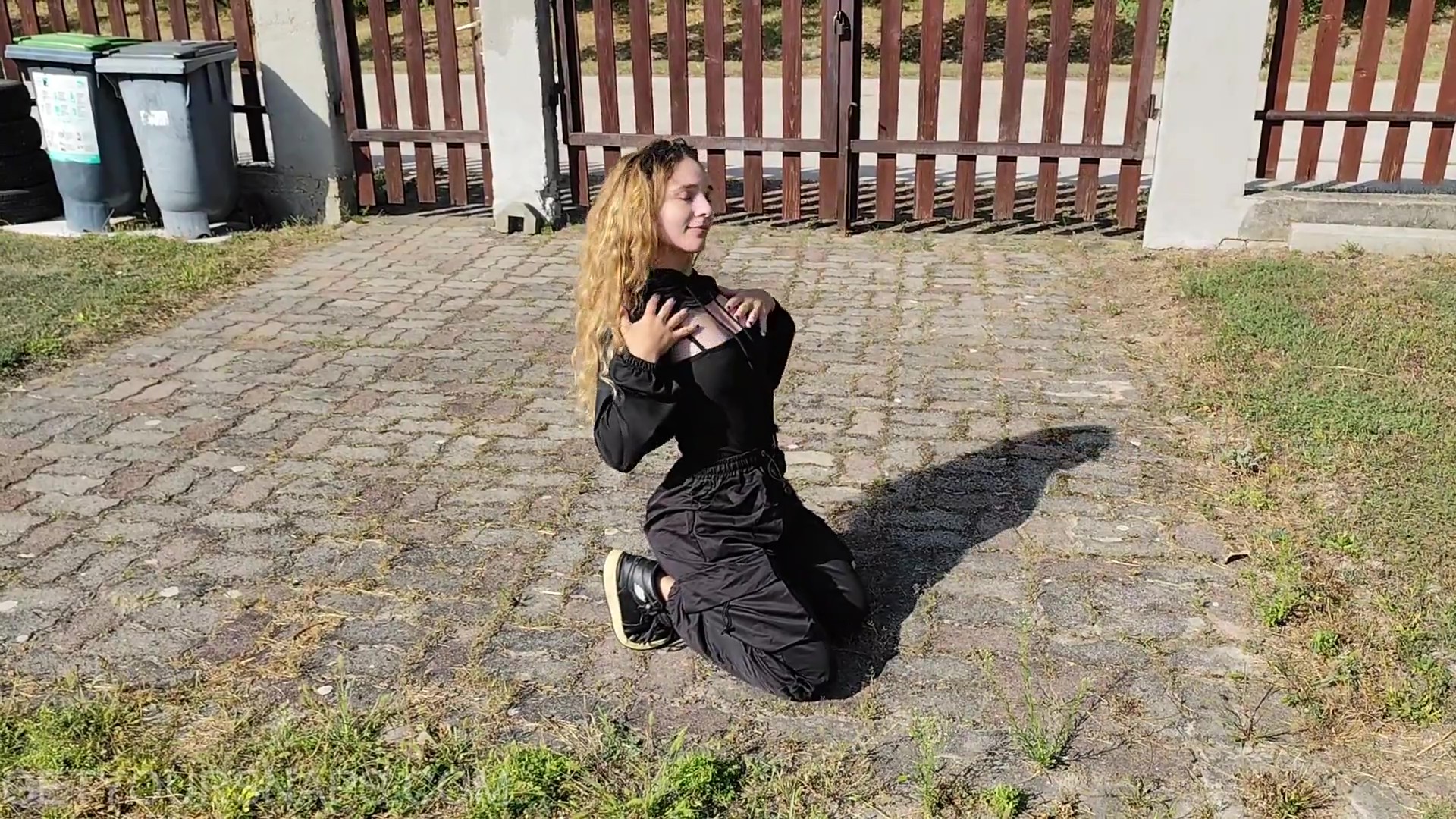 A ChatGPT ezt mondta: Violet Gets Wet in Black - Image 5