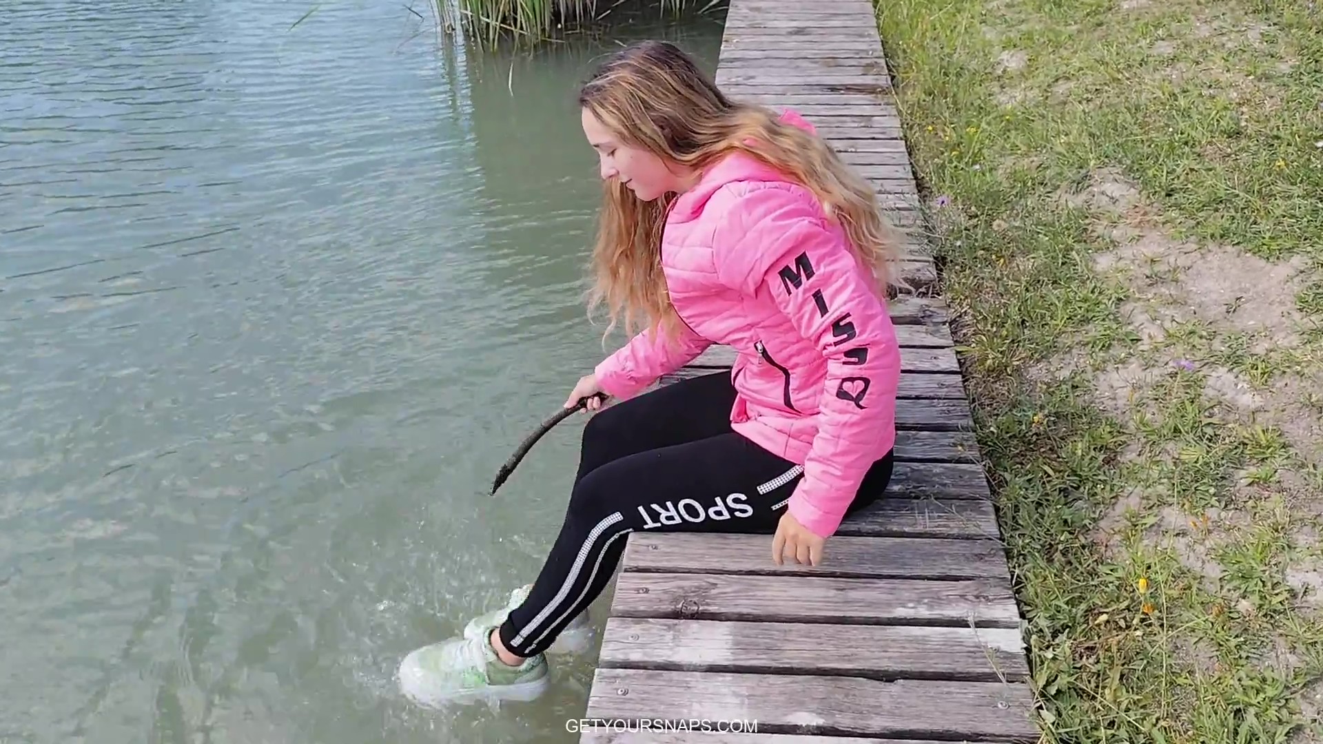 Violet starts the bath in the lake - Image 5