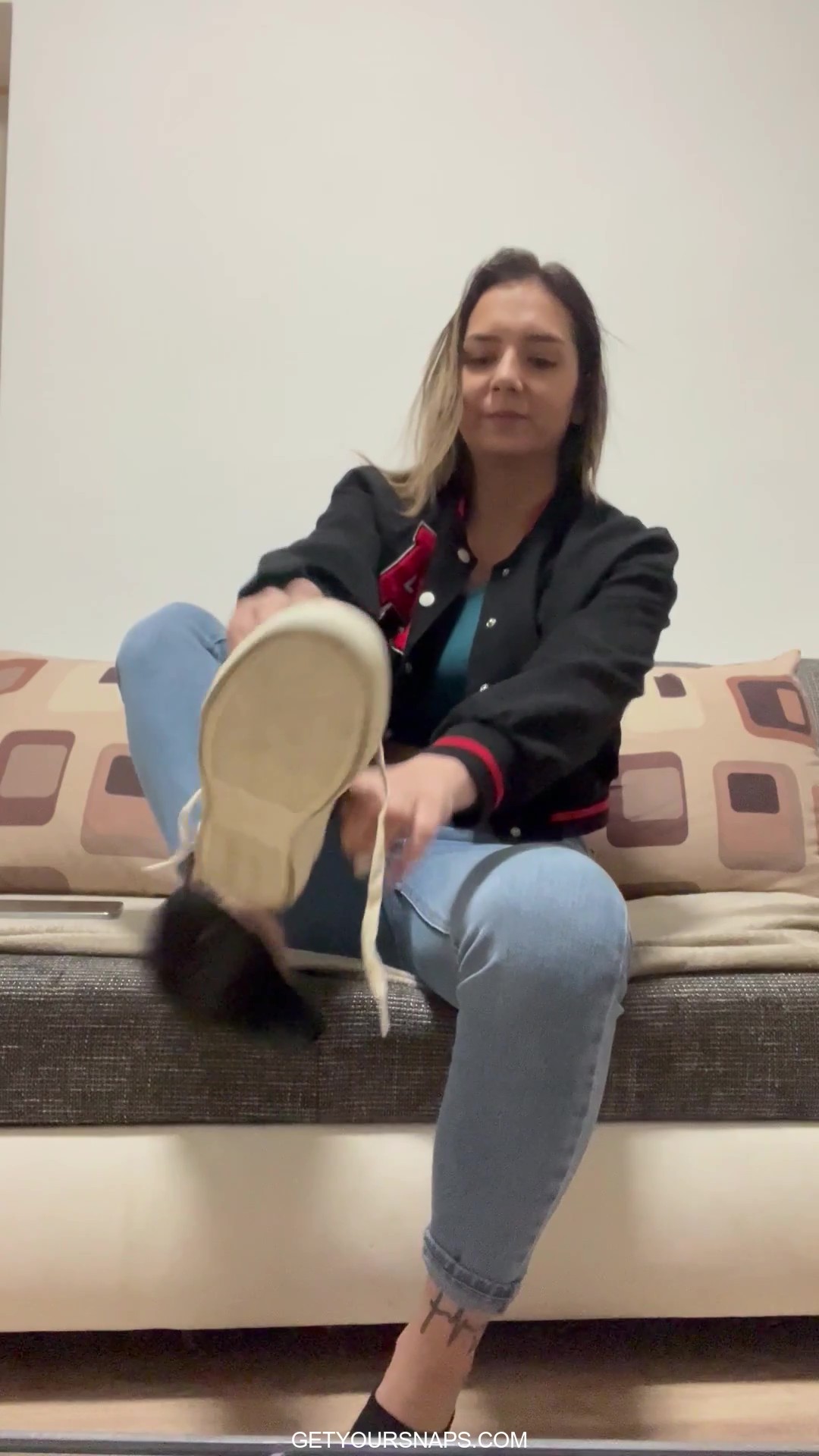 Hanna was bored, so she took a bath with her clothes on - Image 5