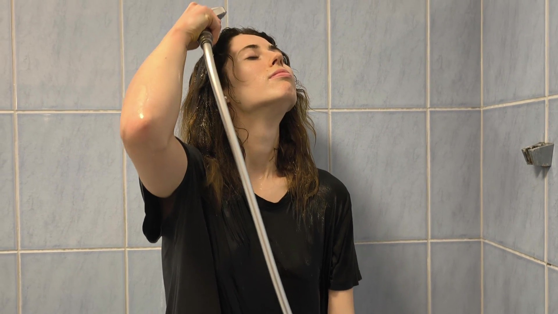 Nina starts the bath - Image 4