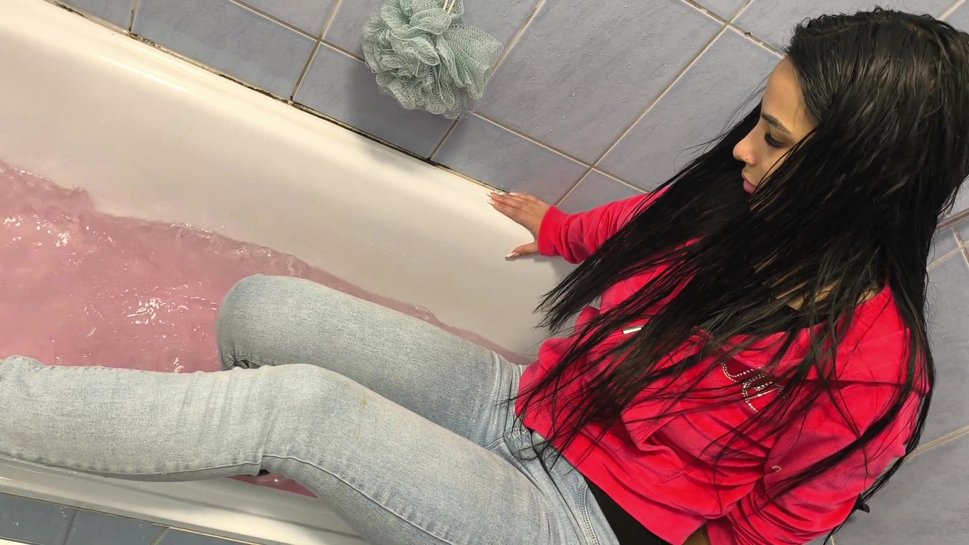 Gina starts the bath in jeans - Image 5