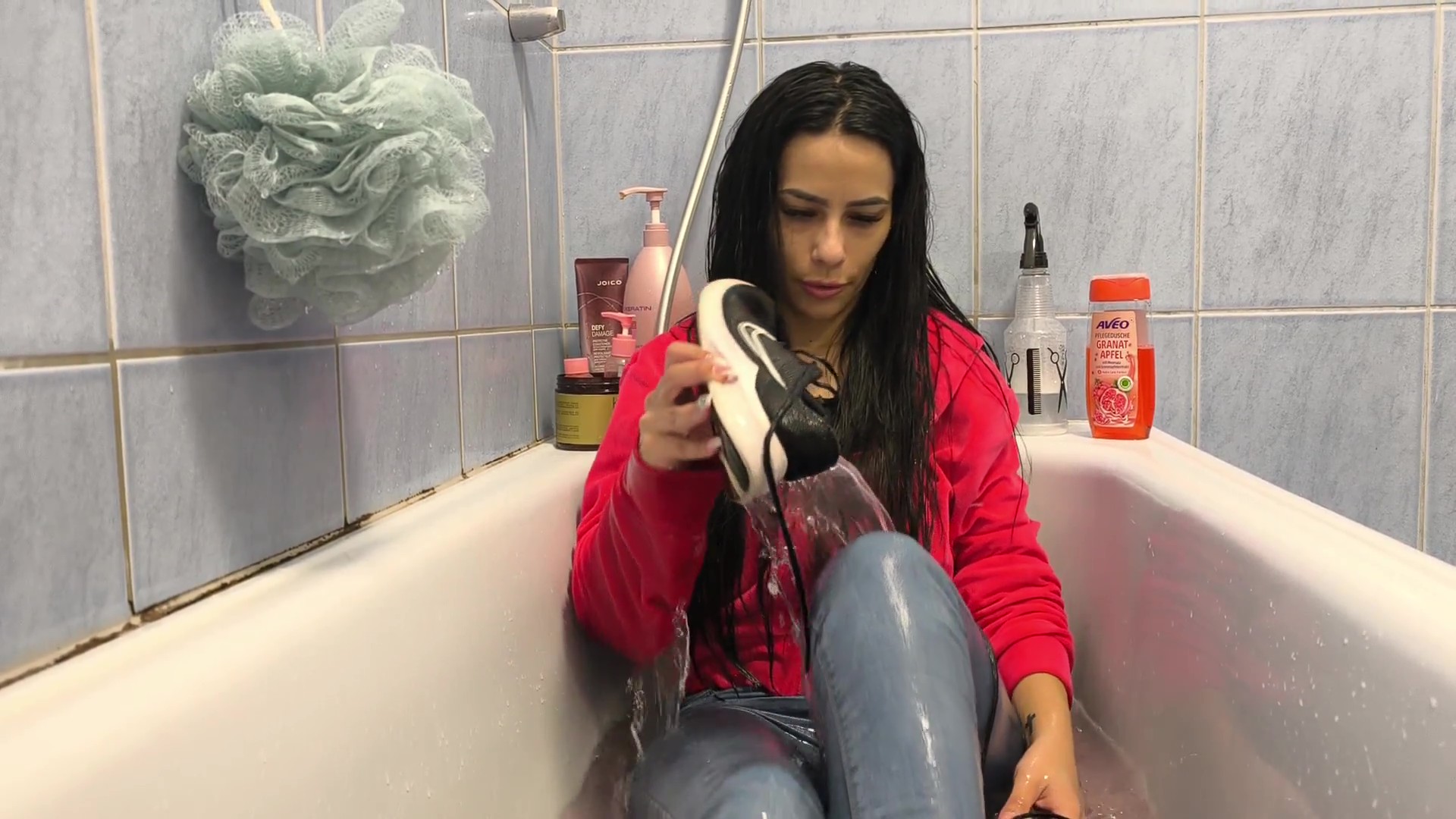 Gina starts the bath in jeans - Image 4
