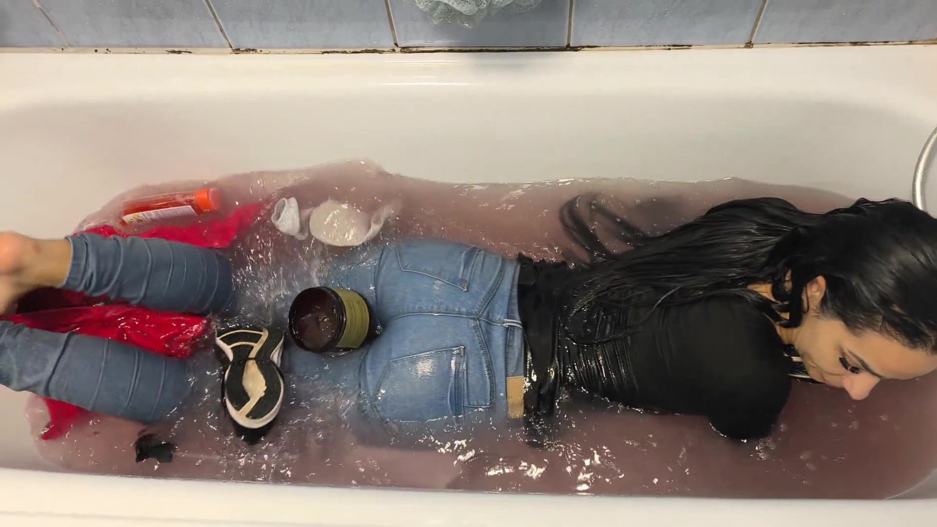 Gina starts the bath in jeans - frame at 8m5s Gina starts the bath in jeans - frame at 8m5s