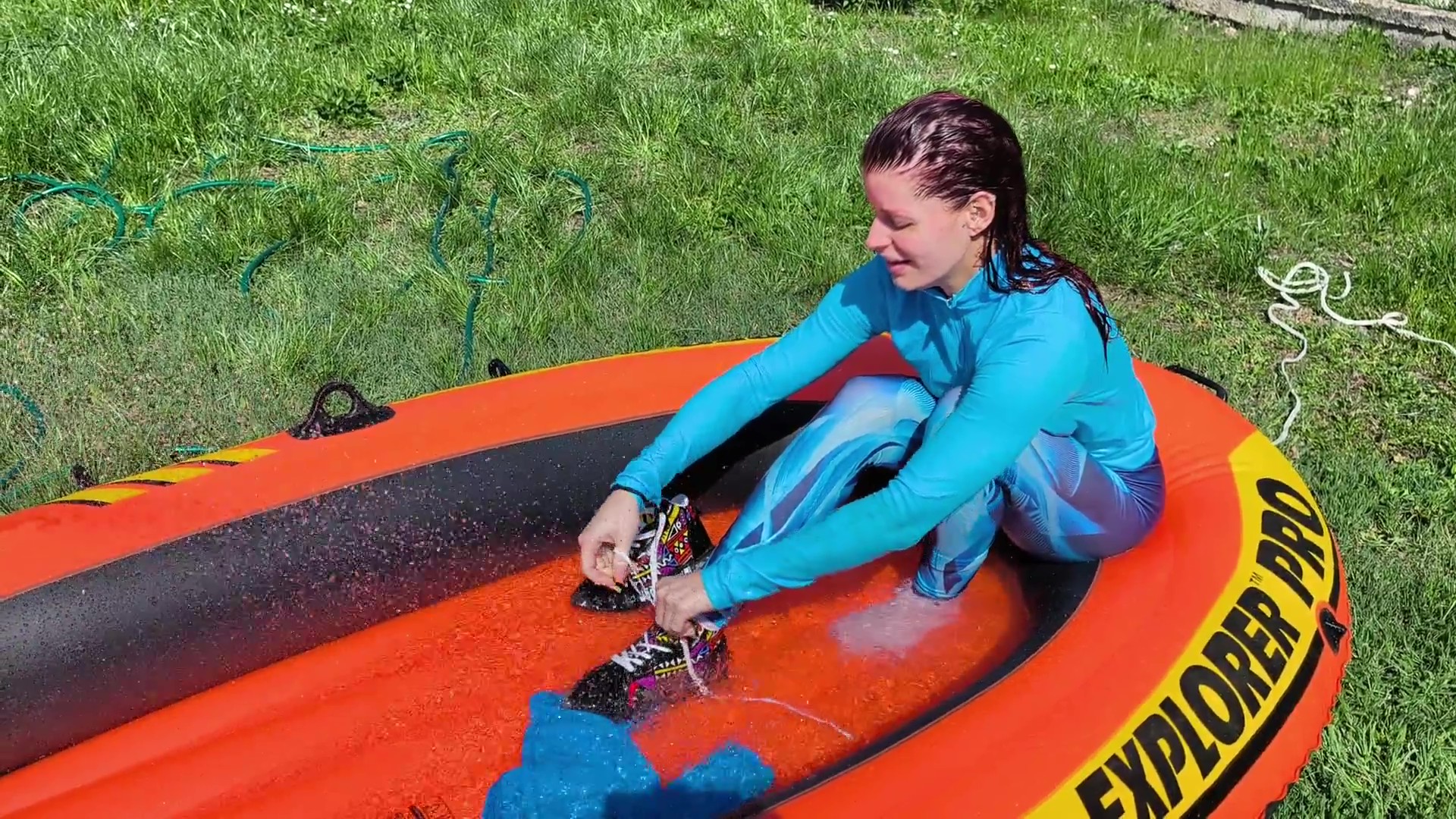 Lisa sprays Jazmin with the hose - Image 4