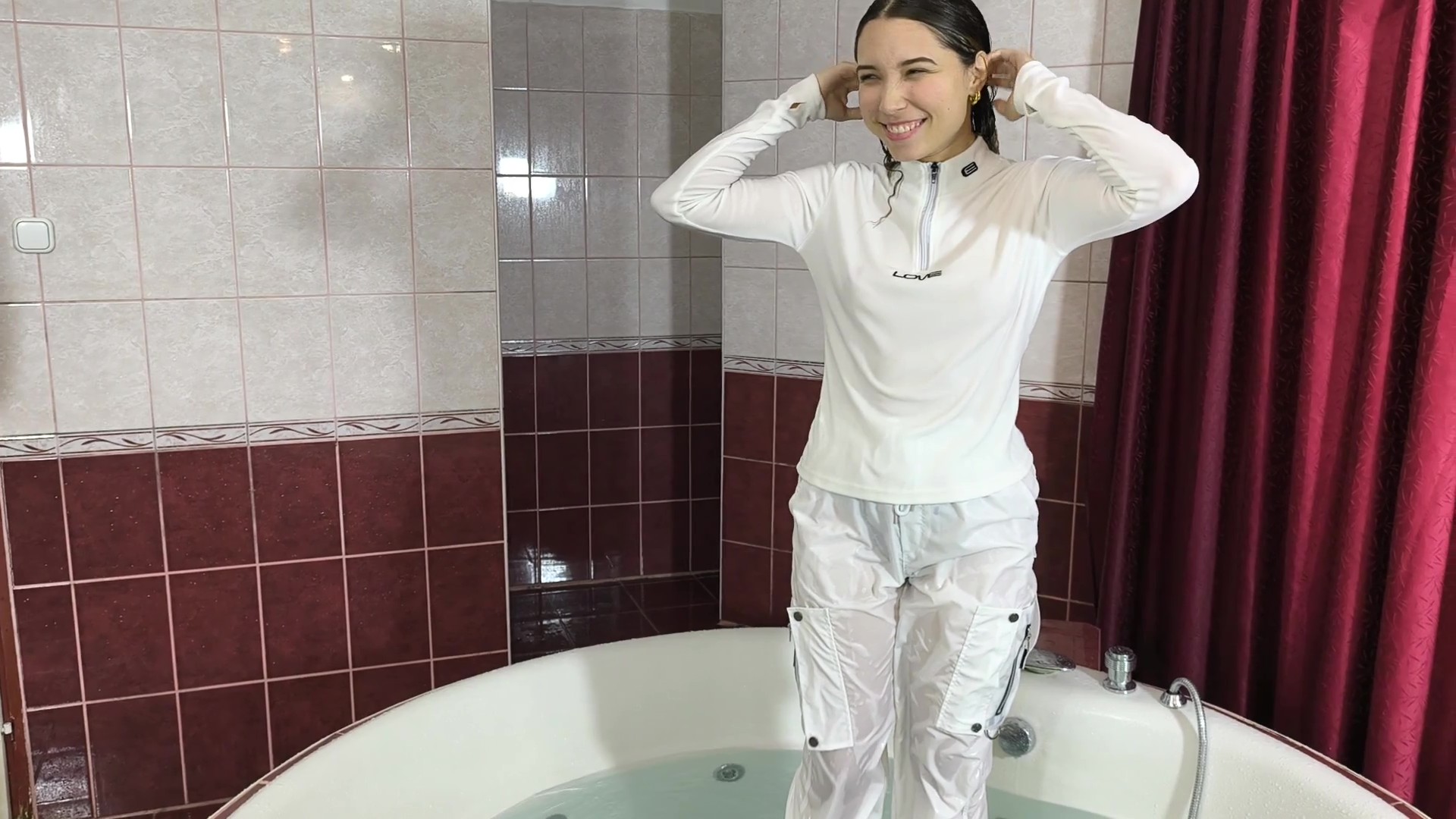 Ellie starts the bath in white - Image 3