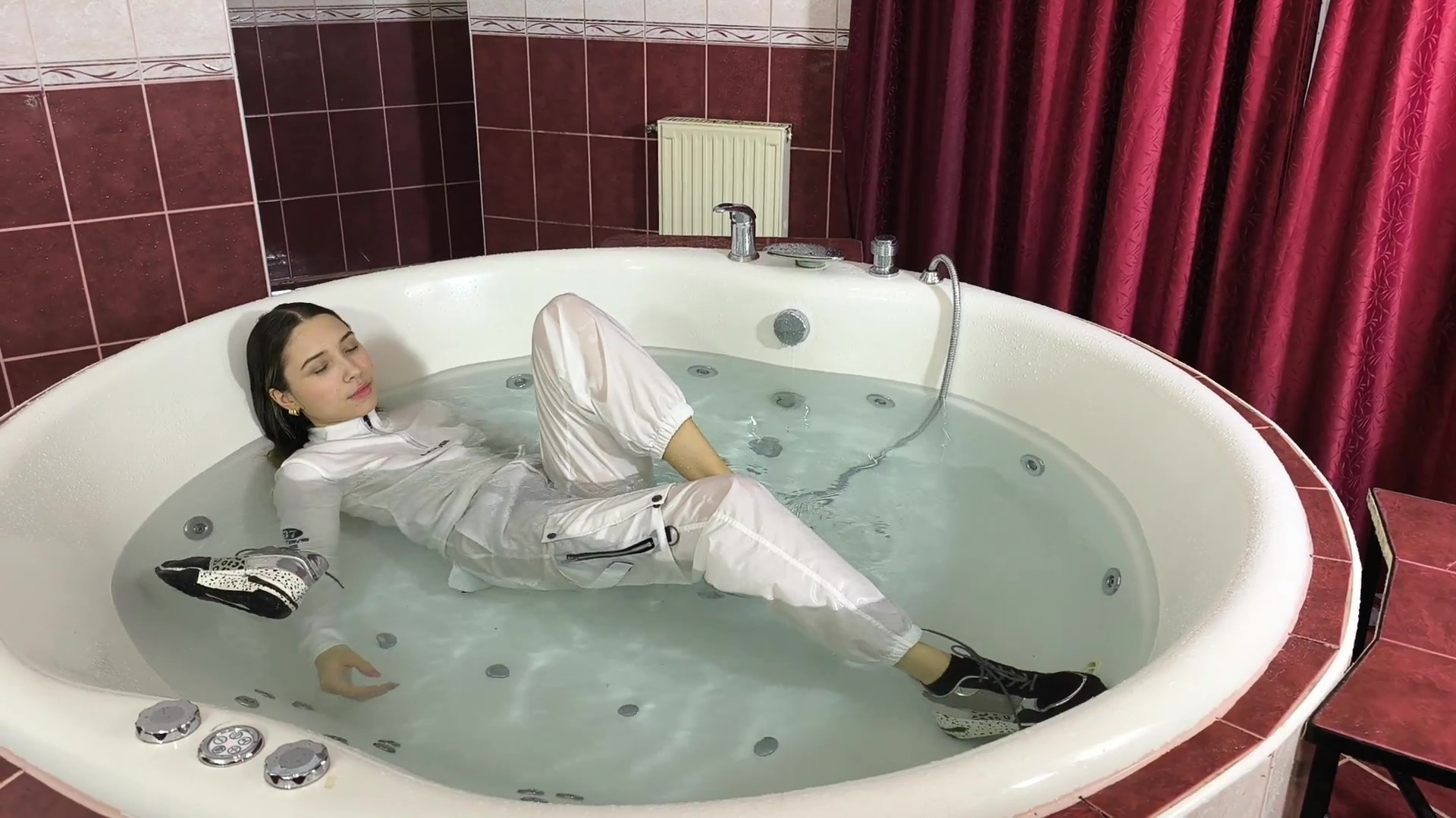 Ellie starts the bath in white - Image 2