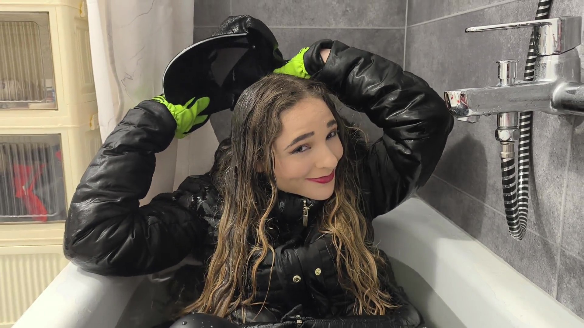 Violet joins mein the tub (POV) - frame at 2m46s Violet joins mein the tub (POV) - frame at 2m46s
